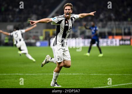 Mailand, Italien. Oktober 2024. Kenan Yildiz von Juventus FC feiert, nachdem er 4-4 beim Fußball-Spiel der Serie A zwischen FC Internazionale und Juventus FC erzielte. Milano, stadio Giuseppe Meazza, 27. Oktober 2024 Credit: Insidefoto di andrea staccioli/Alamy Live News Stockfoto