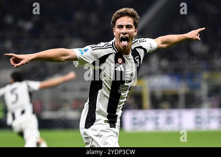 Mailand, Italien. Oktober 2024. Kenan Yildiz von Juventus FC feiert, nachdem er 4-4 beim Fußball-Spiel der Serie A zwischen FC Internazionale und Juventus FC erzielte. Milano, stadio Giuseppe Meazza, 27. Oktober 2024 Credit: Insidefoto di andrea staccioli/Alamy Live News Stockfoto