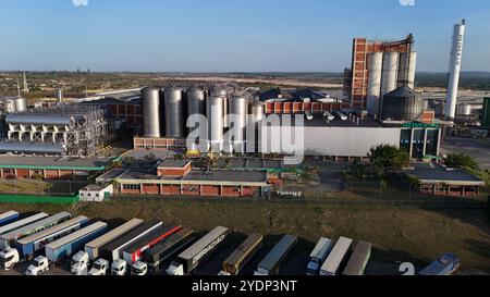 alagoinhas, bahia, brasilien - 25. oktober 2024: Luftaufnahme der Heineken-Brauerei in der Stadt Alagoinhas. Stockfoto