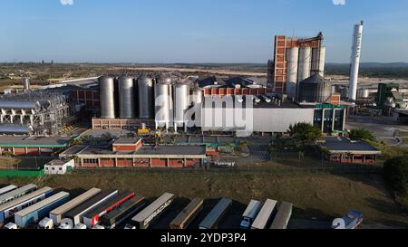 alagoinhas, bahia, brasilien - 25. oktober 2024: Luftaufnahme der Heineken-Brauerei in der Stadt Alagoinhas. Stockfoto