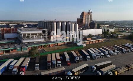 alagoinhas, bahia, brasilien - 25. oktober 2024: Luftaufnahme der Heineken-Brauerei in der Stadt Alagoinhas. Stockfoto