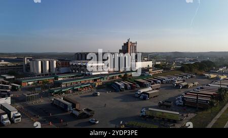 alagoinhas, bahia, brasilien - 25. oktober 2024: Luftaufnahme der Heineken-Brauerei in der Stadt Alagoinhas. Stockfoto