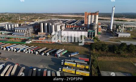 alagoinhas, bahia, brasilien - 25. oktober 2024: Luftaufnahme der Heineken-Brauerei in der Stadt Alagoinhas. Stockfoto