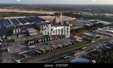 alagoinhas, bahia, brasilien - 25. oktober 2024: Luftaufnahme der Heineken-Brauerei in der Stadt Alagoinhas. Stockfoto