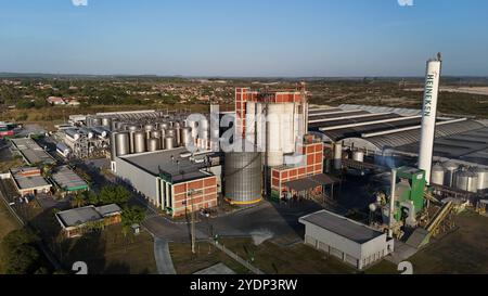 alagoinhas, bahia, brasilien - 25. oktober 2024: Luftaufnahme der Heineken-Brauerei in der Stadt Alagoinhas. Stockfoto