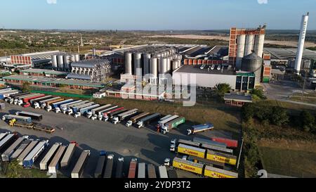 alagoinhas, bahia, brasilien - 25. oktober 2024: Luftaufnahme der Heineken-Brauerei in der Stadt Alagoinhas. Stockfoto