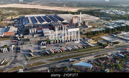 alagoinhas, bahia, brasilien - 25. oktober 2024: Luftaufnahme der Heineken-Brauerei in der Stadt Alagoinhas. Stockfoto