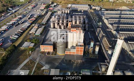 alagoinhas, bahia, brasilien - 25. oktober 2024: Luftaufnahme der Heineken-Brauerei in der Stadt Alagoinhas. Stockfoto