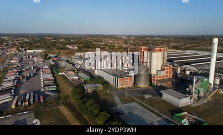 alagoinhas, bahia, brasilien - 25. oktober 2024: Luftaufnahme der Heineken-Brauerei in der Stadt Alagoinhas. Stockfoto