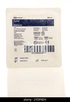 Winneconne, WI - 14. Oktober 2024: Ein Paket von Covidien Curity Mullschwämmen auf einem isolierten Hintergrund. Stockfoto