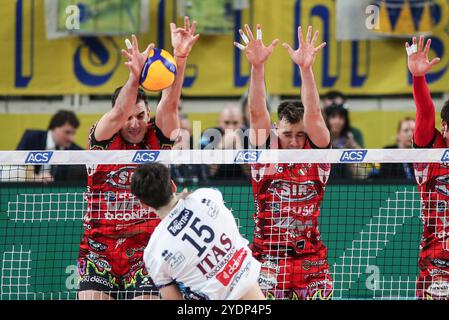 Block by Wassim Ben Tara - Sir Susa VIM Perugia während des Spiels Itas Trentino gegen Sir Susa VIM Perugia, Volleyball Italian Serie A Men Superleague Match in Trient, Italien, 27. Oktober 2024 Stockfoto