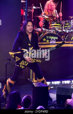 26. Oktober 2024, San Juan Capistrano, CA, USA: Michael Sweet Lead Guitar and Vocals for Stryper 40th Anniversary Tour The Coach House in SJC, heute, fast 40 Jahre nach seinem Auftritt aus der südkalifornischen Nachtclub-Szene, nimmt Stryper weiterhin Aufnahmen auf, tourt und tritt für engagierte Fans auf der ganzen Welt auf. Bestehend aus drei Originalmitgliedern, darunter die Brüder Michael Sweet und Robert Sweet (Schlagzeug), Oz Fox (Gitarre) und der neueste Bandkollege, Veteran Bassist Perry Richardson (Credit Image: © Dave Safley/ZUMA Press Wire) NUR ZUR REDAKTIONELLEN VERWENDUNG! Nicht für kommerzielle ZWECKE! Stockfoto