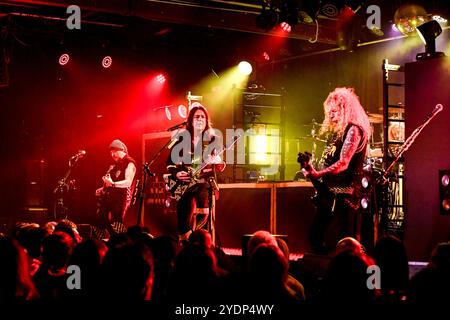 26. Oktober 2024, San Juan Capistrano, CA, USA: Stryper 40th Anniversary Tour The Coach House in SJC, heute, fast 40 Jahre nach seinem Auftritt aus der südkalifornischen Nachtclub-Szene, nimmt Stryper weiterhin Aufnahmen auf, tourt und tritt für engagierte Fans auf der ganzen Welt auf. Bestehend aus drei Originalmitgliedern, darunter die Brüder Michael Sweet und Robert Sweet (Schlagzeug), Oz Fox (Gitarre) und der neueste Bandkollege, Veteran Bassist Perry Richardson (Credit Image: © Dave Safley/ZUMA Press Wire) NUR ZUR REDAKTIONELLEN VERWENDUNG! Nicht für kommerzielle ZWECKE! Stockfoto