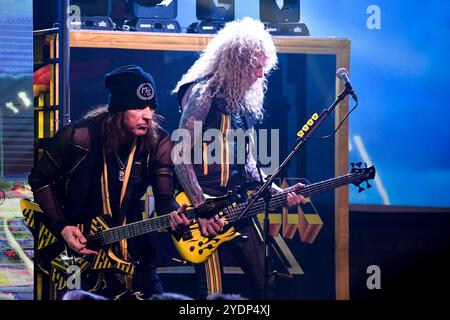 26. Oktober 2024, San Juan Capistrano, CA, USA: Stryper 40th Anniversary Tour The Coach House in SJC, heute, fast 40 Jahre nach seinem Auftritt aus der südkalifornischen Nachtclub-Szene, nimmt Stryper weiterhin Aufnahmen auf, tourt und tritt für engagierte Fans auf der ganzen Welt auf. Bestehend aus drei Originalmitgliedern, darunter die Brüder Michael Sweet und Robert Sweet (Schlagzeug), Oz Fox (Gitarre) und der neueste Bandkollege, Veteran Bassist Perry Richardson (Credit Image: © Dave Safley/ZUMA Press Wire) NUR ZUR REDAKTIONELLEN VERWENDUNG! Nicht für kommerzielle ZWECKE! Stockfoto