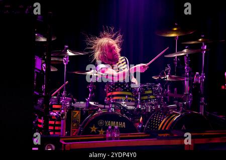 26. Oktober 2024, San Juan Capistrano, CA, USA: Michael Sweet Drums for Stryper 40th Anniversary Tour The Coach House in SJC, heute, fast 40 Jahre nach seinem Auftritt aus der südkalifornischen Nachtclub-Szene, nimmt Stryper weiterhin Aufnahmen auf, tourt und tritt für engagierte Fans auf der ganzen Welt auf. Bestehend aus drei Originalmitgliedern, darunter die Brüder Michael Sweet und Robert Sweet (Schlagzeug), Oz Fox (Gitarre) und der neueste Bandkollege, Veteran Bassist Perry Richardson (Credit Image: © Dave Safley/ZUMA Press Wire) NUR ZUR REDAKTIONELLEN VERWENDUNG! Nicht für kommerzielle ZWECKE! Stockfoto