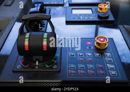 Motorbeschleuniger und Steuertafeln eines modernen Schiffes, Nahaufnahme. Elektronische Ausrüstung des Simulationssystems für die Schifffahrt Stockfoto