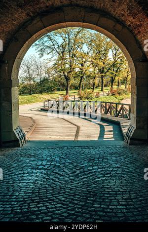 Tunneldurchgang mit Brücke auf der Festung Petrovaradin in Novi Sad, Serbien. Selektiver Fokus. Stockfoto