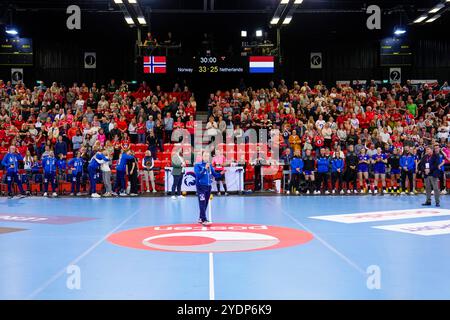 Larvik 20241027. Der norwegische Nationaltrainer Thorir Hergeirsson bedankt sich für die Führung der Nationalmannschaft im letzten Heimspiel. Während des internationalen Handballspiels zwischen Norwegen und den Niederlanden in der Jotron Arena, vor dem Handball EC in Österreich, Ungarn und der Schweiz im Dezember. Foto: Beate Oma Dahle / NTB Stockfoto