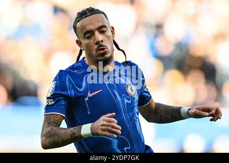 Malo Gusto aus Chelsea während des Premier League-Spiels Chelsea gegen Newcastle United in Stamford Bridge, London. Oktober 2024. (Foto: Cody Froggatt/News Images) in London, Großbritannien am 27.10.2024. (Foto: Cody Froggatt/News Images/SIPA USA) Credit: SIPA USA/Alamy Live News Stockfoto