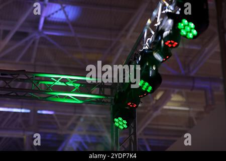 Beleuchtungsfachwerkkonstruktion mit beweglichen LED-Scheinwerfern. Selektiver Fokus. Stockfoto