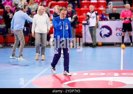 Larvik 20241027. Der norwegische Nationaltrainer Thorir Hergeirsson bedankt sich für die Führung der Nationalmannschaft im letzten Heimspiel. Während des internationalen Handballspiels zwischen Norwegen und den Niederlanden in der Jotron Arena, vor dem Handball EC in Österreich, Ungarn und der Schweiz im Dezember. Foto: Beate Oma Dahle / NTB Stockfoto