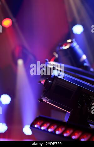 Professionelle LED-Bühnenbeleuchtungsinstrumente aus nächster Nähe. Selektiver Fokus. Stockfoto