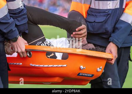 Getafe, Madrid, Spanien. Oktober 2024. Der verletzte VALENCIA CF-Spieler wird verletzt weggenommen, 12 THIERRY RENDALL CORREIA. (Kreditbild: © Oscar Manuel Sanchez/ZUMA Press Wire) NUR REDAKTIONELLE VERWENDUNG! Nicht für kommerzielle ZWECKE! Stockfoto