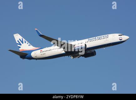 Eine Boeing 737-800 von SunExpress fährt ab Gatwick Stockfoto