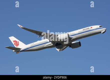 Ein Airbus A350-900 von Air China fährt ab Gatwick Stockfoto