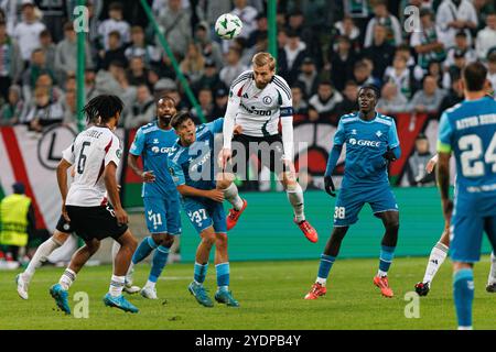 Warschau, Polen. Oktober 2024. Rafal Augustyniak (8) (Legia Warszawa) wurde in einem Siegerduell mit Dani Perez (37) (Real Betis Balompie) während des Spiels der UEFA Europa Conference League zwischen Legia Warszawa und Real Betis Balompie im Stadion Miejski Legii Warszawa gesehen. Endergebnis Legia Warszawa 1:0 Real Betis Balompie (Foto: Maciej Rogowski/SOPA Images/SIPA USA) Credit: SIPA USA/Alamy Live News Stockfoto