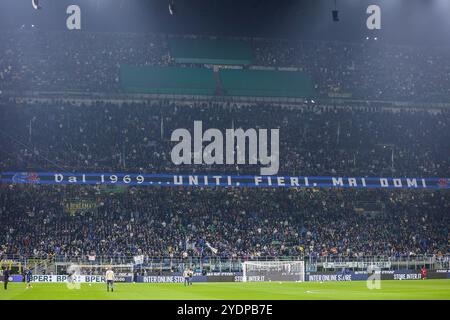 Mailand, Italien, Italien. Oktober 2024. Fans von Inter Mailand beim Spiel der Serie A zwischen dem FC Internazionale und Juventus FC im San Siro Stadion am 27. Oktober 2024 in Mailand. (Kreditbild: © Matthieu Mirville/ZUMA Press Wire) NUR REDAKTIONELLE VERWENDUNG! Nicht für kommerzielle ZWECKE! Stockfoto