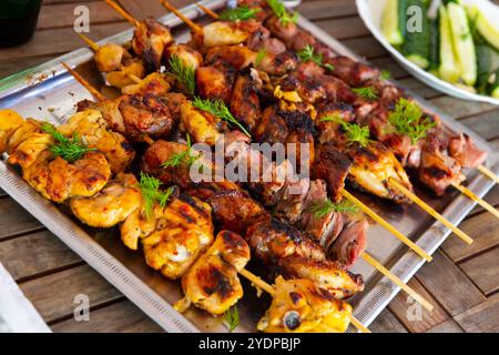 Gegrillte Hähnchen- und Schweinesieße Stockfoto