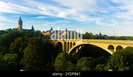 Blick auf die Adolphe-Brücke über das Petrusse-Tal in Luxemburg Stockfoto