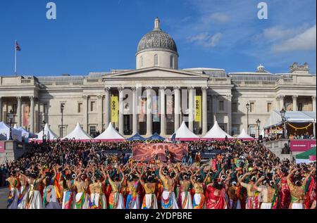 London, Großbritannien. Oktober 2024. Tänzer treten auf dem Trafalgar Square während des jährlichen Diwali on the Square Festivals auf, das das Hindu Festival der Lichter feiert. (Foto: Vuk Valcic/SOPA Images/SIPA USA) Credit: SIPA USA/Alamy Live News Stockfoto