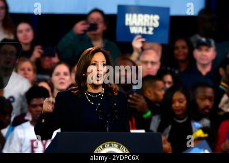 US-Vizepräsidentin Kamala Harris nimmt am 27. Oktober 2024 die Bühne für eine Rallye in Philadelphia, PA, USA, auf. Quelle: Bastiaan Slabbers/OOgImages Stockfoto