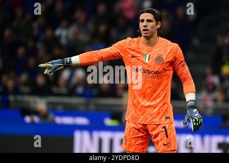 Inter Mailand's Schweizer Torhüter #01 Yann Sommer blickt auf und reagiert während des italienischen Fußballspiels der Serie A Inter Mailand gegen Juventus FC im San Siro Stadium in Mailand am 27. Oktober 2024 Credit: Piero Cruciatti/Alamy Live News Stockfoto