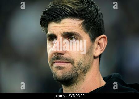 Madrid, Spanien. Oktober 2024. Thibaut Courtois von Real Madrid CF spielte während des La Liga EA Sports Matches zwischen Real Madrid und FC Barcelona am 26. Oktober 2024 im Santiago Bernabeu Stadion in Madrid. (Foto: Cesar Cebolla/PRESSINPHOTO) Credit: PRESSINPHOTO SPORTS AGENCY/Alamy Live News Stockfoto