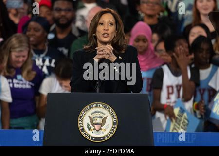 Philadelphia, Usa. Oktober 2024. Die für den demokratischen Präsidenten nominierte Vizepräsidentin Kamala Harris spricht während einer Wahlkampfveranstaltung in Philadelphia, Pennsylvania, am Sonntag, den 27. Oktober 2024. Foto: David Muse/UPI. Quelle: UPI/Alamy Live News Stockfoto