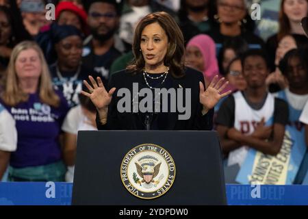 Philadelphia, Usa. Oktober 2024. Die für den demokratischen Präsidenten nominierte Vizepräsidentin Kamala Harris spricht während einer Wahlkampfveranstaltung in Philadelphia, Pennsylvania, am Sonntag, den 27. Oktober 2024. Foto: David Muse/UPI. Quelle: UPI/Alamy Live News Stockfoto