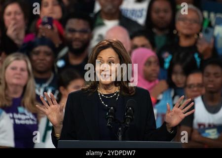 Philadelphia, Usa. Oktober 2024. Die für den demokratischen Präsidenten nominierte Vizepräsidentin Kamala Harris spricht während einer Wahlkampfveranstaltung in Philadelphia, Pennsylvania, am Sonntag, den 27. Oktober 2024. Foto: David Muse/UPI. Quelle: UPI/Alamy Live News Stockfoto