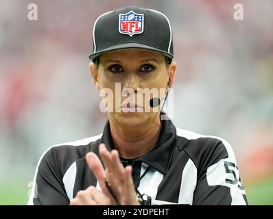 Houston, Texas, USA. Oktober 2024. Down-Richterin Sarah Thomas (53) während der ersten Hälfte eines Spiels der NFL zwischen den Houston Texans und den Indianapolis Colts am 27. Oktober 2024 in Houston, Texas, USA. Die Texaner haben mit 23:20. (Kreditbild: © Scott Coleman/ZUMA Press Wire) NUR REDAKTIONELLE VERWENDUNG! Nicht für kommerzielle ZWECKE! Stockfoto