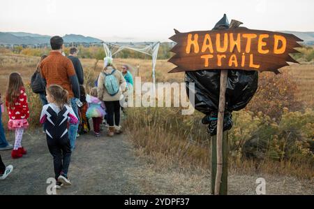 Lakewood, Colorado – Familien genießen den Haunted Trail vor Halloween im Bear Creek Lake Park. Stockfoto