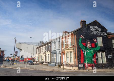 Das Ray Clemence Wandbild auf der Außenseite eines Hauses in Liverpool mit dem Anfield-Stadion im Hintergrund wurde am 27. Oktober 2024 aufgenommen. Stockfoto