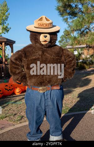 Lakewood, Colorado – Familien genießen den Haunted Trail vor Halloween im Bear Creek Lake Park. Smokey the Bear begrüßte die Besucher der Veranstaltung. Stockfoto