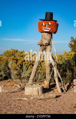 Lakewood, Colorado – Familien genießen den Haunted Trail vor Halloween im Bear Creek Lake Park. Stockfoto