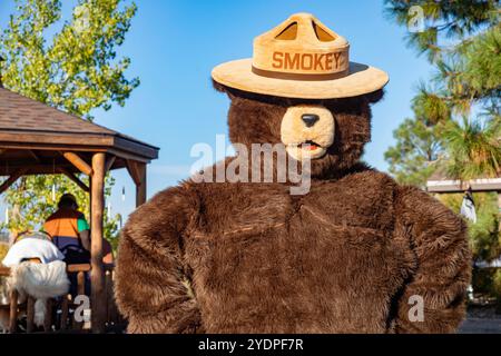 Lakewood, Colorado – Familien genießen den Haunted Trail vor Halloween im Bear Creek Lake Park. Smokey the Bear begrüßte die Besucher der Veranstaltung. Stockfoto