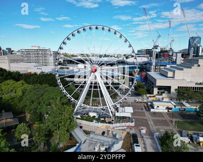 Luftaufnahmen über Brisbane CBD im April 2023 mit Blick auf den Fluss und viele Brücken. Hochwertige 4K-Aufnahmen Stockfoto