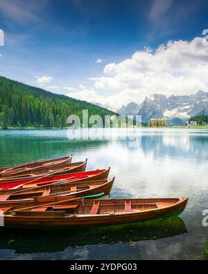 Boote auf dem Misurinasee und den Dolomiten. Auronzo di Cadore, Provinz Belluno, Region Veneto, Italien, Europa. Stockfoto