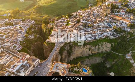 Aus der Vogelperspektive auf die mittelalterliche Stadt Ronda bei Sonnenaufgang, Andalusien, Spanien Stockfoto