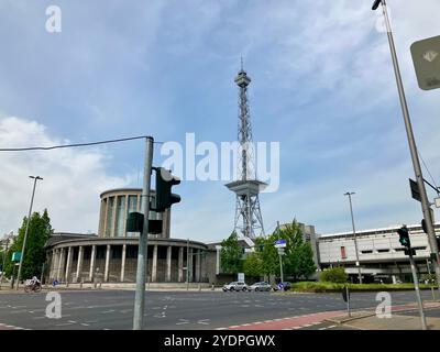 Blick auf den Berliner Funkturm und die Messe Berlin in der Nähe des ICC. Messedamm, Westend, Charlottenburg-Wilmersdorf, Berlin, Deutschland. Mai 2023. Stockfoto